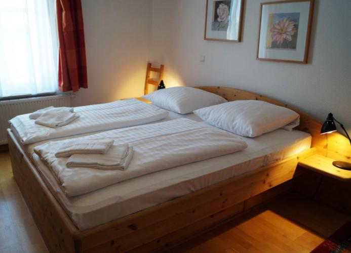 Schlafzimmer mit Doppelbett