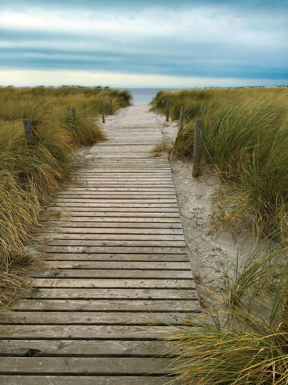 Holzpfad zwischen den Dünen in Richtung Ostsee