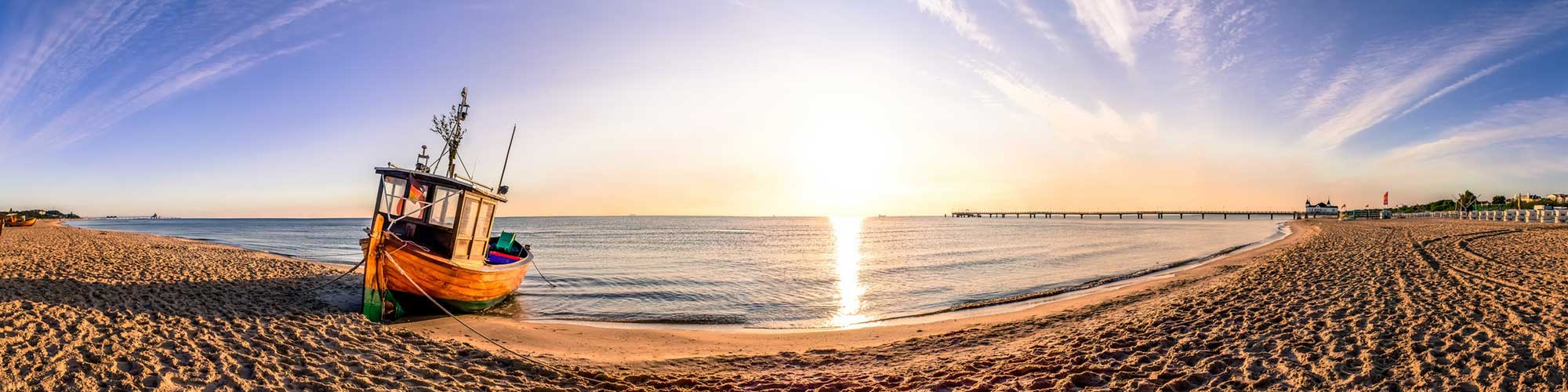 Panoramabild mit Boot am Strand der Ostsee