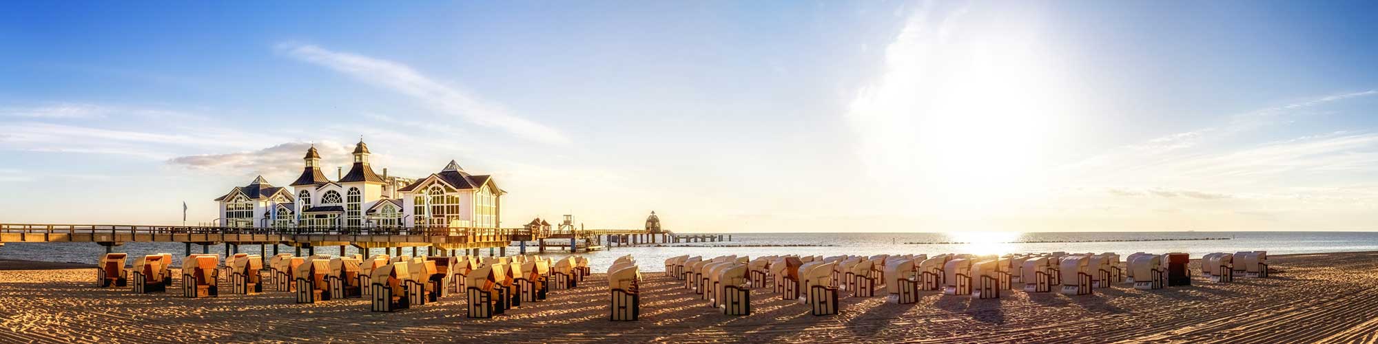 Strandkörbe an der Küste von Rügen