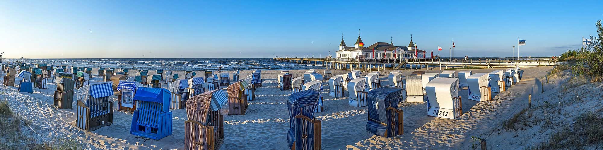 Strandkörbe an der Küste der Ostsee